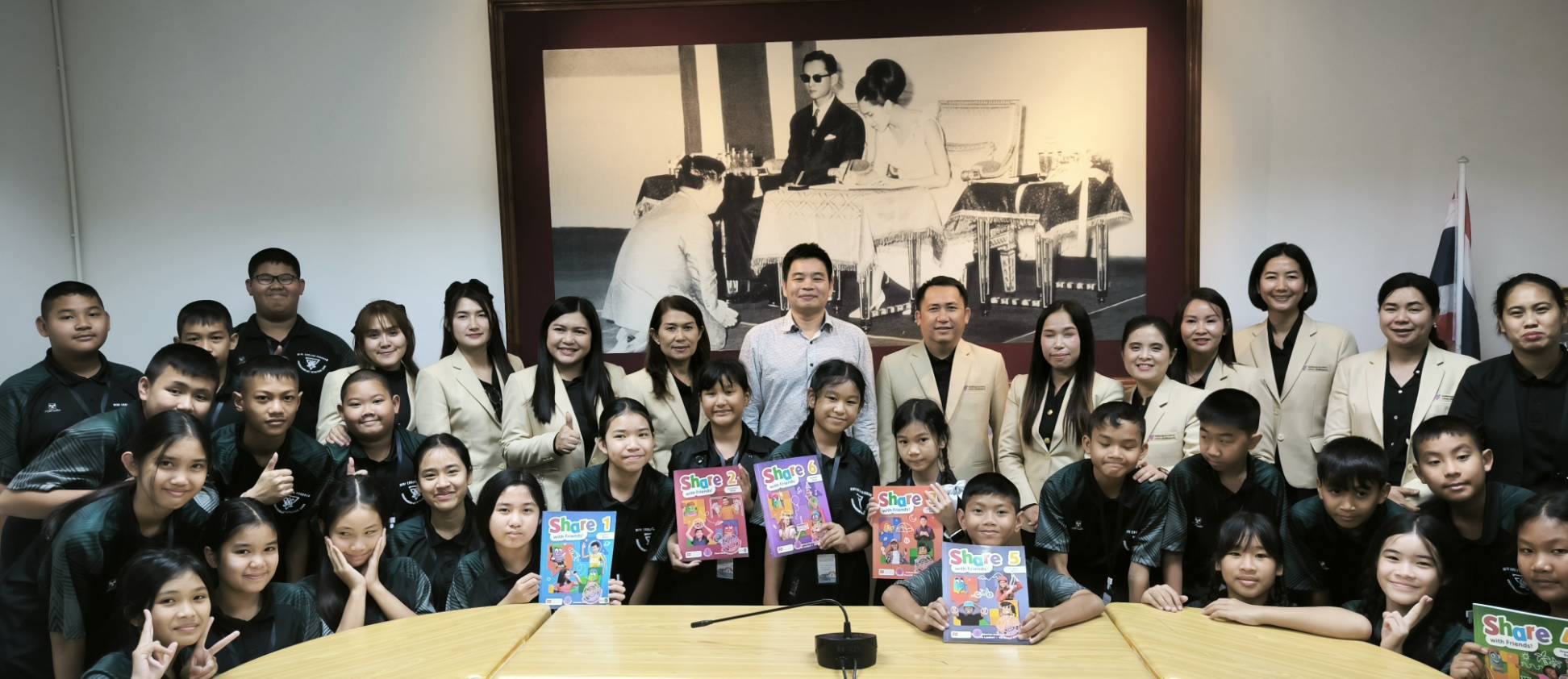 องค์การค้าของ สกสค.ให้การต้อนรับคณะครูและนักเรียนจากโรงเรียนอนุบาลวานรนิวาส (ราษฎร์บำรุง) จังหวัดสกลนคร ที่เดินทางมาเข้ารับการอบรมพัฒนาในหัวข้อ effective english teaching for today's classroom